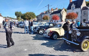 Rassemblement de Voitures, Motos, Camions et Autres Véhicules Anciens